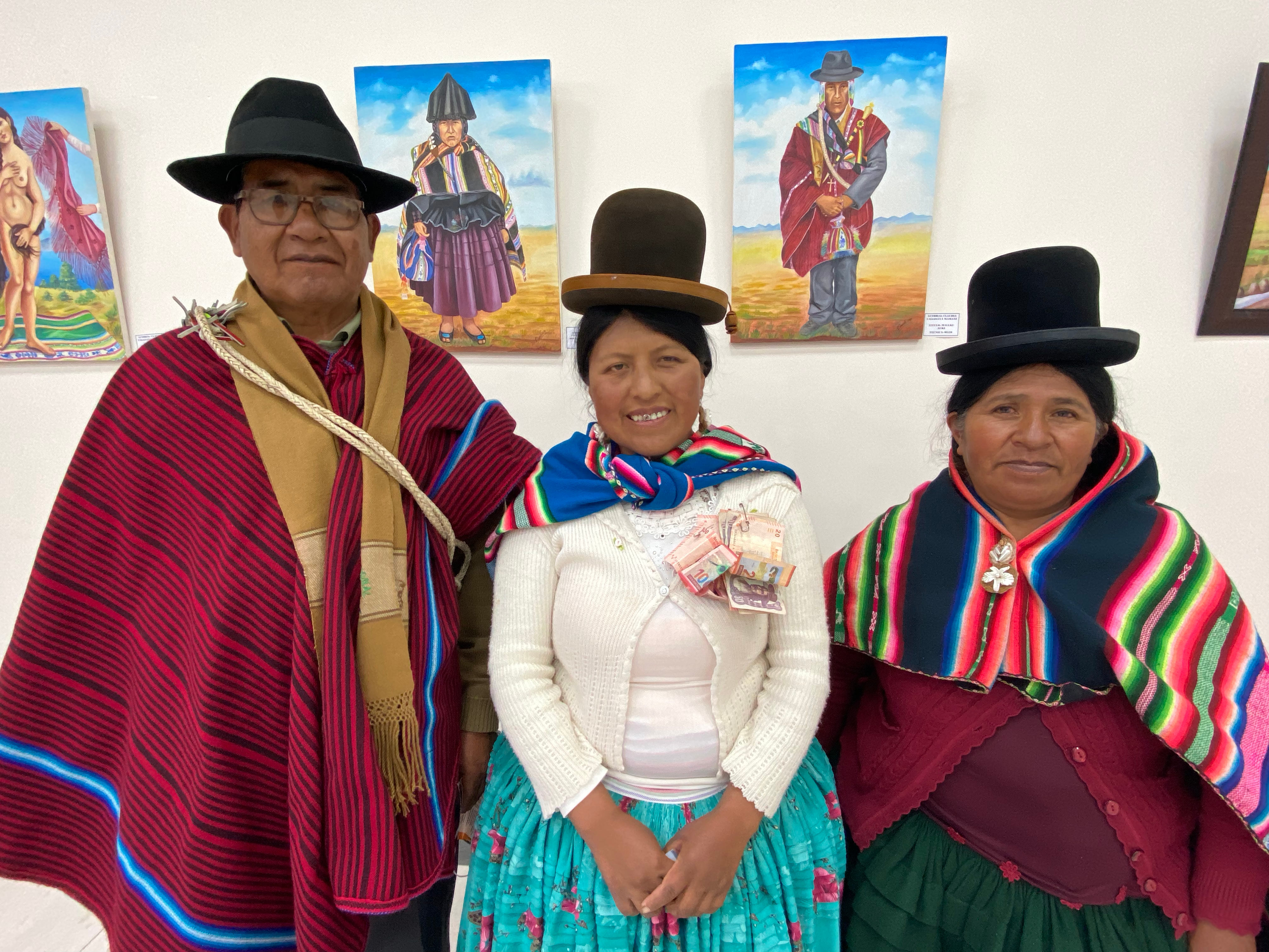 Imágenes de autoridades de Jesús de Machaca en la obra de la artista Claudia Callisaya